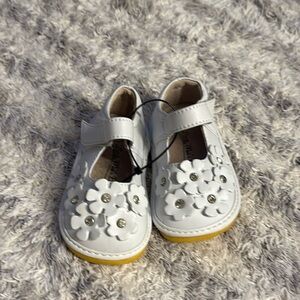 Size 4 little Mae’s boutique alligator White Floral bling girls sandals Shoes